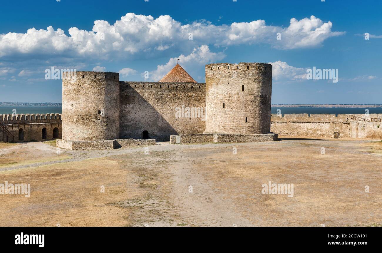 Antica Bilhorod-Dnistrovskyi o fortezza Akkerman sulla riva dell'estuario in Ucraina. Cortile con guarnigione con Cittadella, prigione e Torre del Comandante Foto Stock