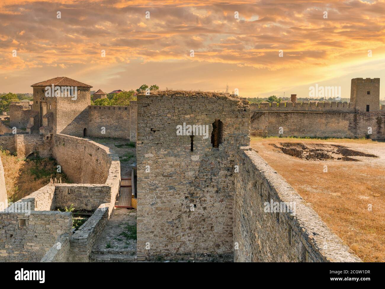 Antica Bilhorod-Dnistrovskyi o fortezza Akkerman in Ucraina. Cancello principale con suggestivo paesaggio nuvoloso. Foto Stock