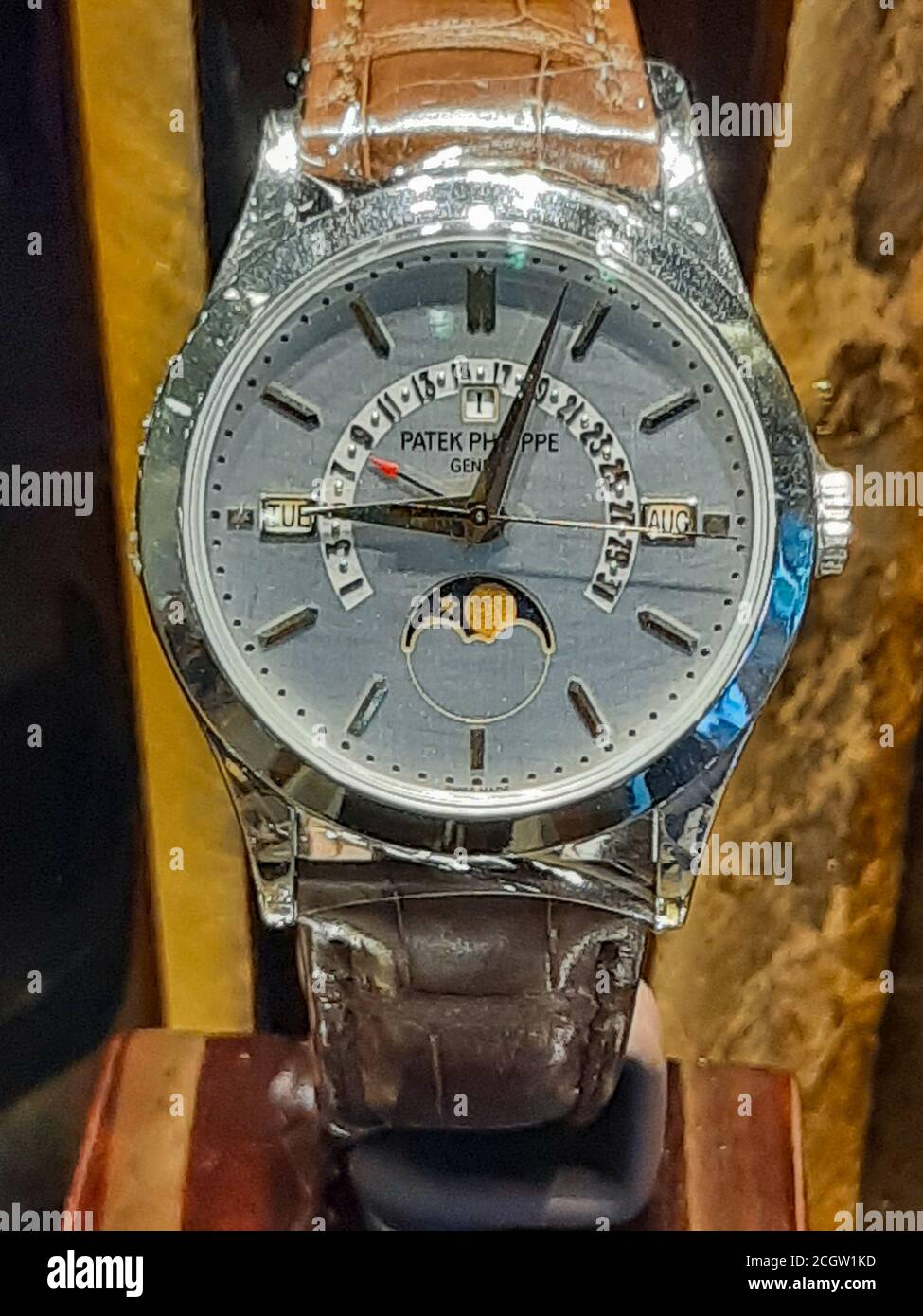 Malacca, Malesia - Gennaio 01 2020: Elegante orologio da uomo di lusso, vista ravvicinata dell'orologio da polso di un bell'uomo all'interno dello showroom Foto Stock