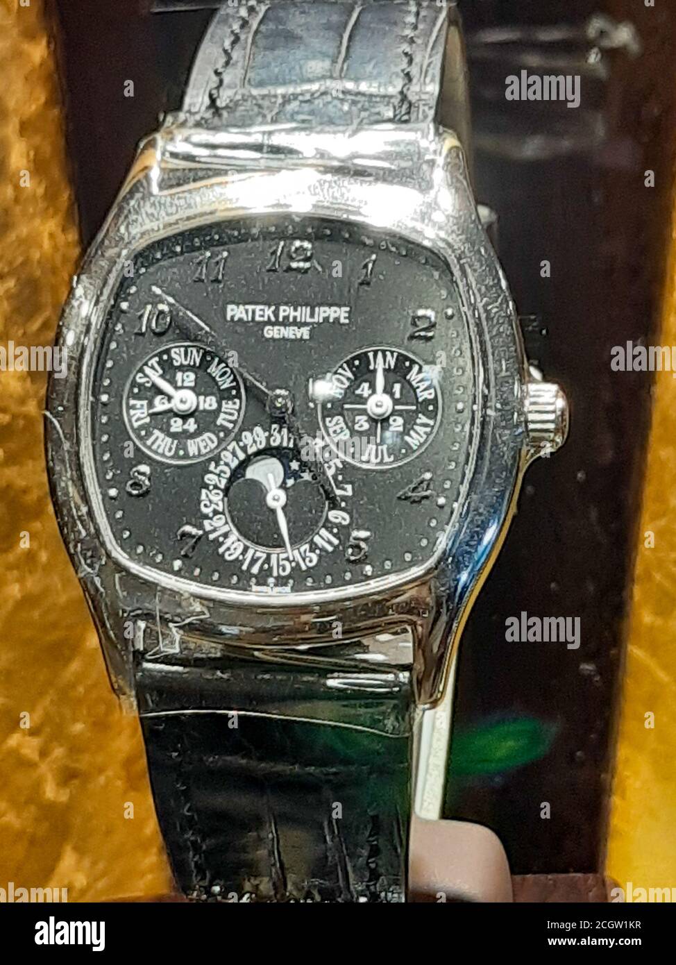 Malacca, Malesia - Gennaio 01 2020: Elegante orologio da uomo di lusso, vista ravvicinata dell'orologio da polso di un bell'uomo all'interno dello showroom Foto Stock