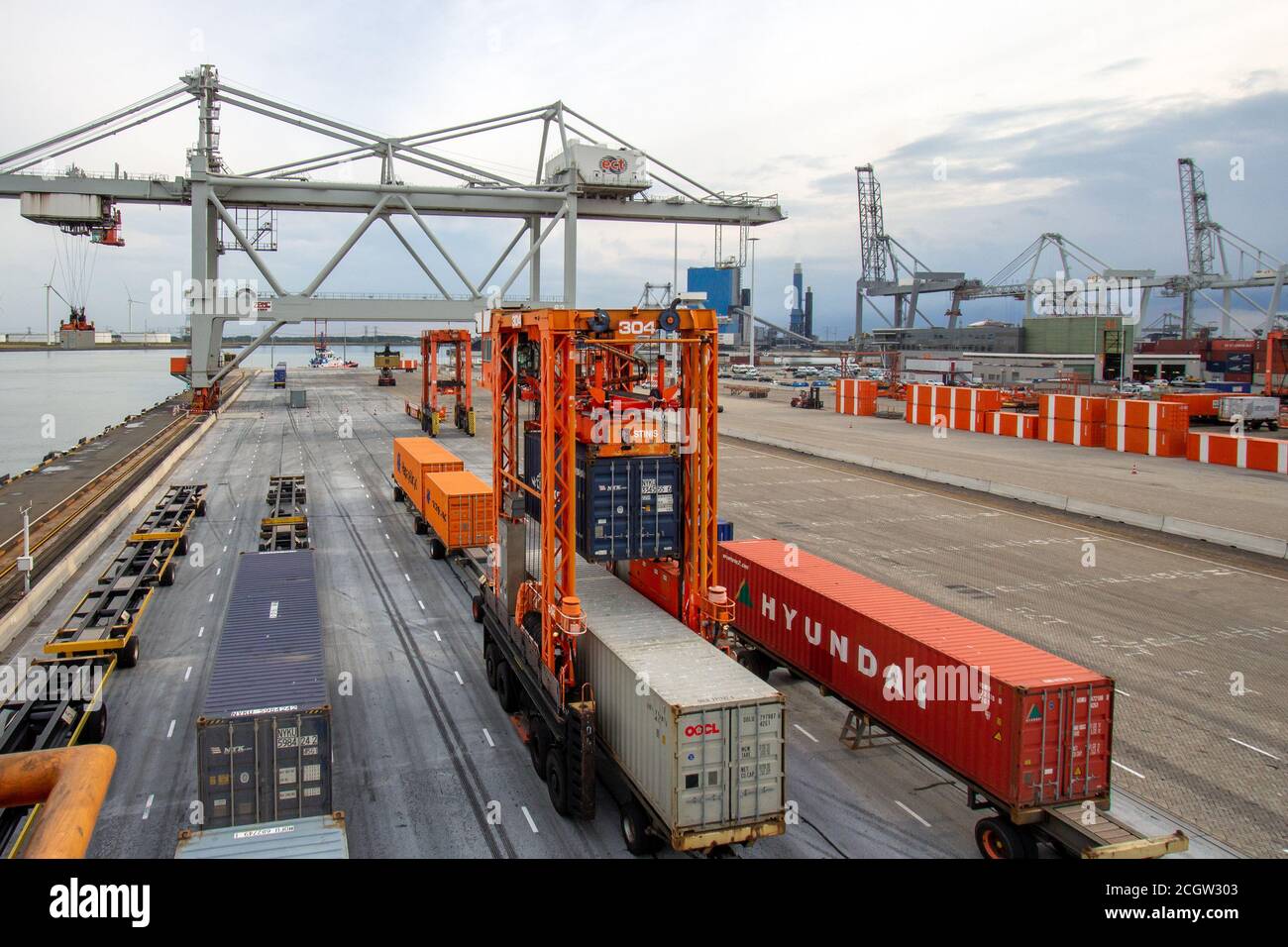 Trasportatore a sella che sposta un container Maersk nel terminal delle navi del porto di Rotterdam, Paesi Bassi, 8 settembre 2013. Foto Stock
