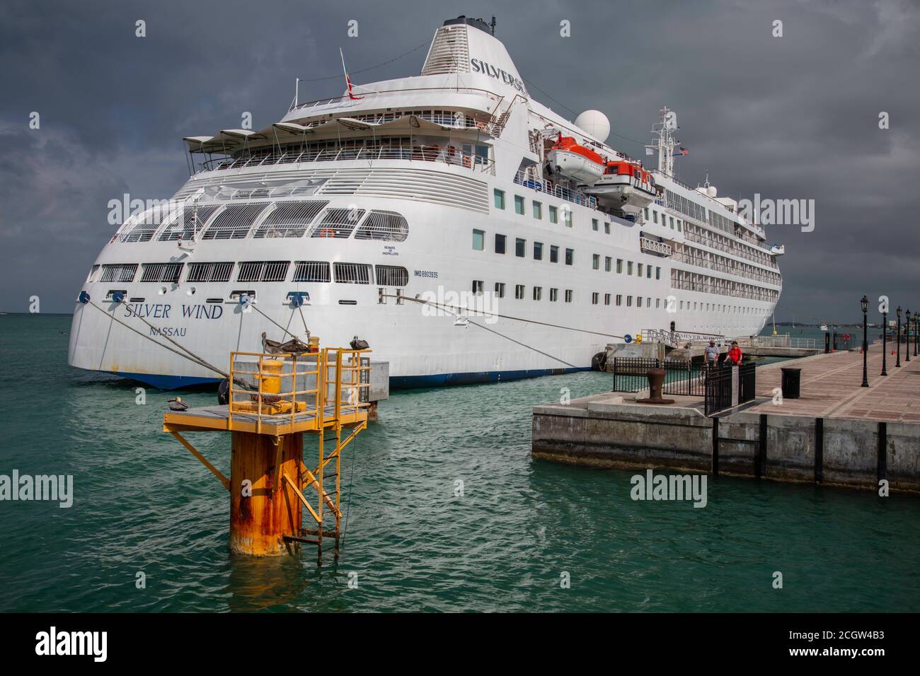 Nave da crociera The Silver Wind registrata da Nassau, Bahamas e ormeggiata presso un molo a Key West, Florida, ha permesso ai passeggeri di sbarcare Foto Stock