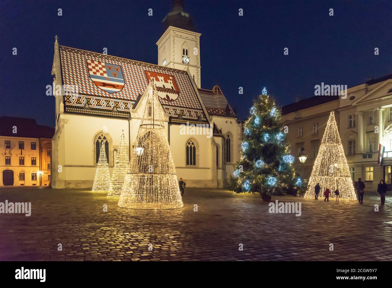 Alberi di Natale illuminati di fronte alla Chiesa di San Marco in Piazza San Marco nella città alta di Zagabria durante l'Avvento, Croazia Foto Stock