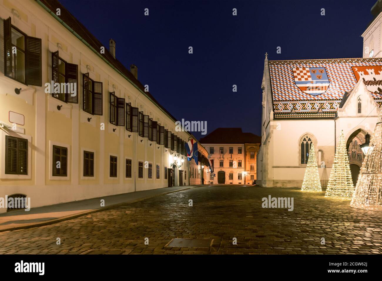 Governo croato e Chiesa di San Marco nella città alta con decorazioni natalizie durante l'Avvento, Zagabria, Croazia. Foto Stock
