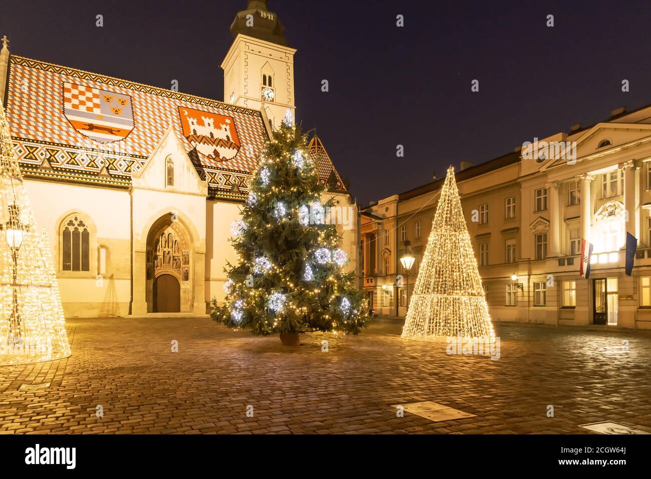 Alberi di Natale illuminati di fronte alla Chiesa di San Marco in Piazza San Marco nella città alta di Zagabria durante l'Avvento, Croazia. Foto Stock
