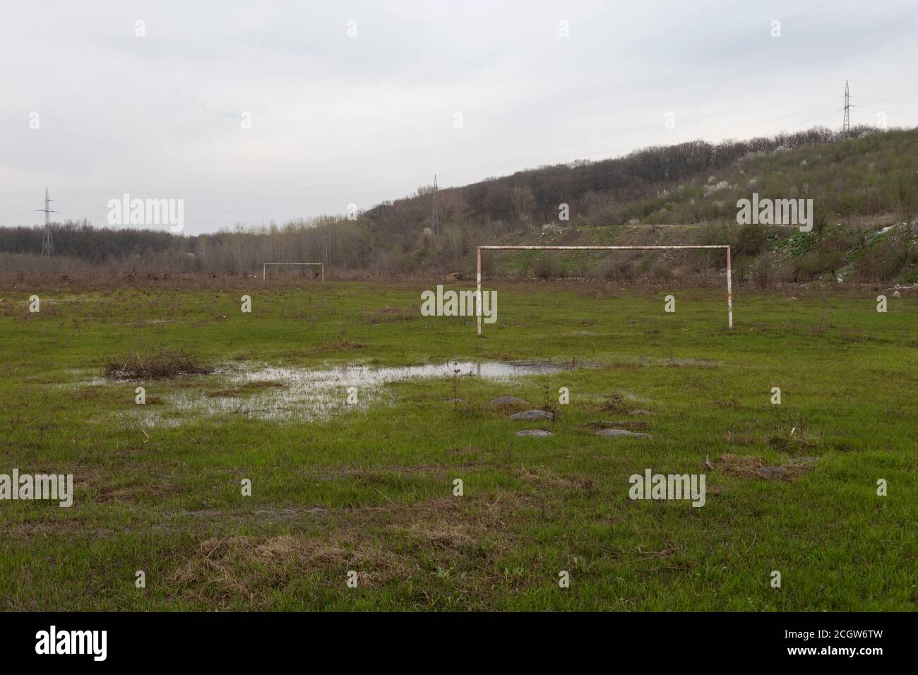 Muddy abbandonato campo di calcio in campagna oggi Romania Foto Stock