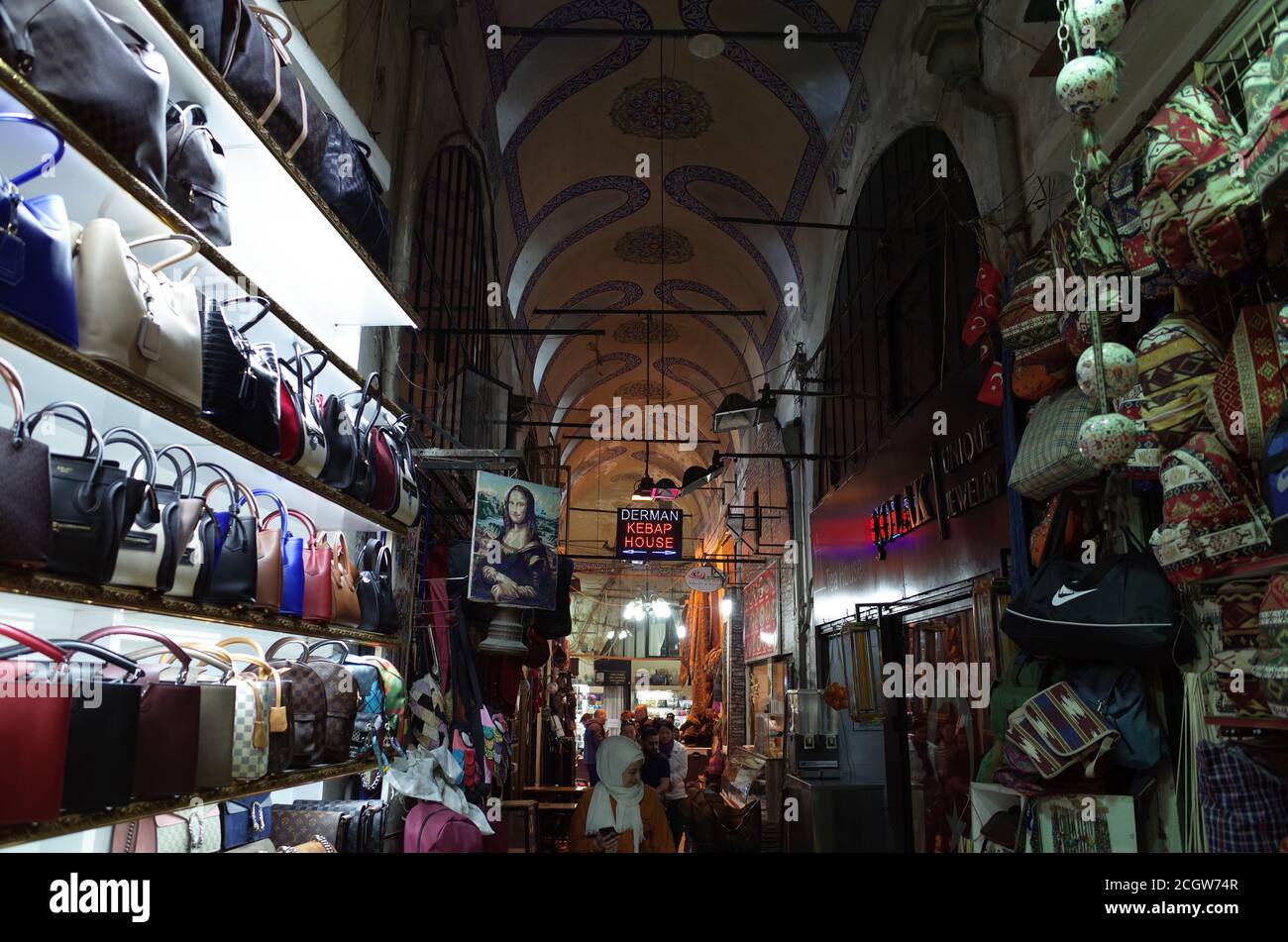 Istanbul Turchia, marzo 22 2019, ampia vista del Gran Bazaar di Istanbul con borsette e cappelli in mostra, nonché copie di famose opere d'arte tra cui Mona Lisa Foto Stock