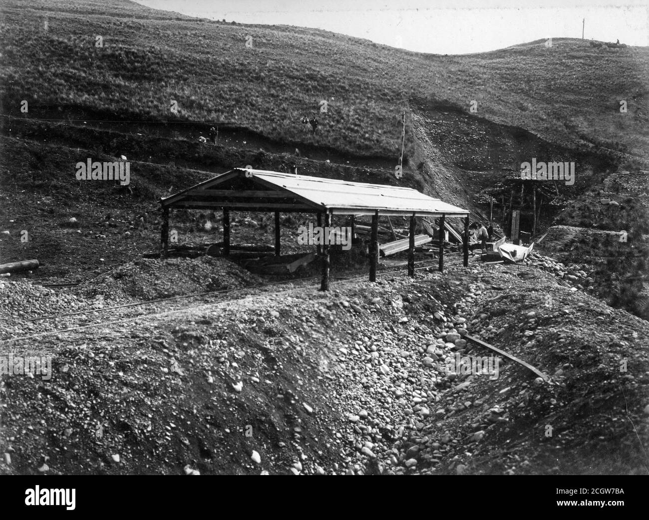 Il lavoro inizia su una ferrovia tunnerl vicino Broken River per la Midland Line, South Island, Nuova Zelanda, in circa 1905. Dalla collezione della famiglia Logie. Foto Stock