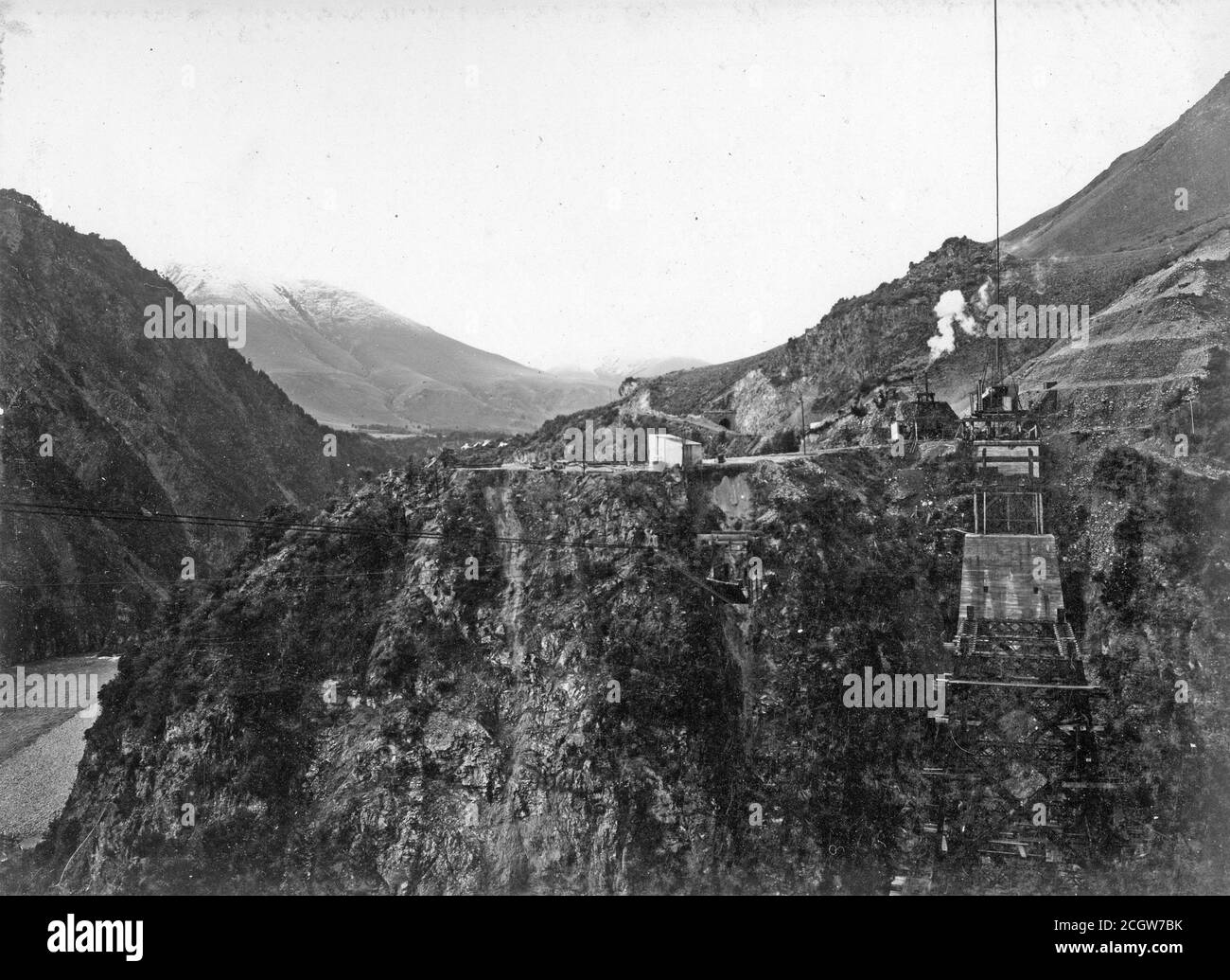 I lavori proseguono sul viadotto ferroviario attraverso Staircase Gully sulla Midland Line, South Island, New Zealand, intorno al 1905. Il viadotto da un punto all'altro si trova a 180 metri di altezza ed è costituito da un abutment di 60 piedi, due spazi di 192 piedi ciascuno e un pezzo di 36 piedi. Dalla collezione della famiglia Logie. Foto Stock