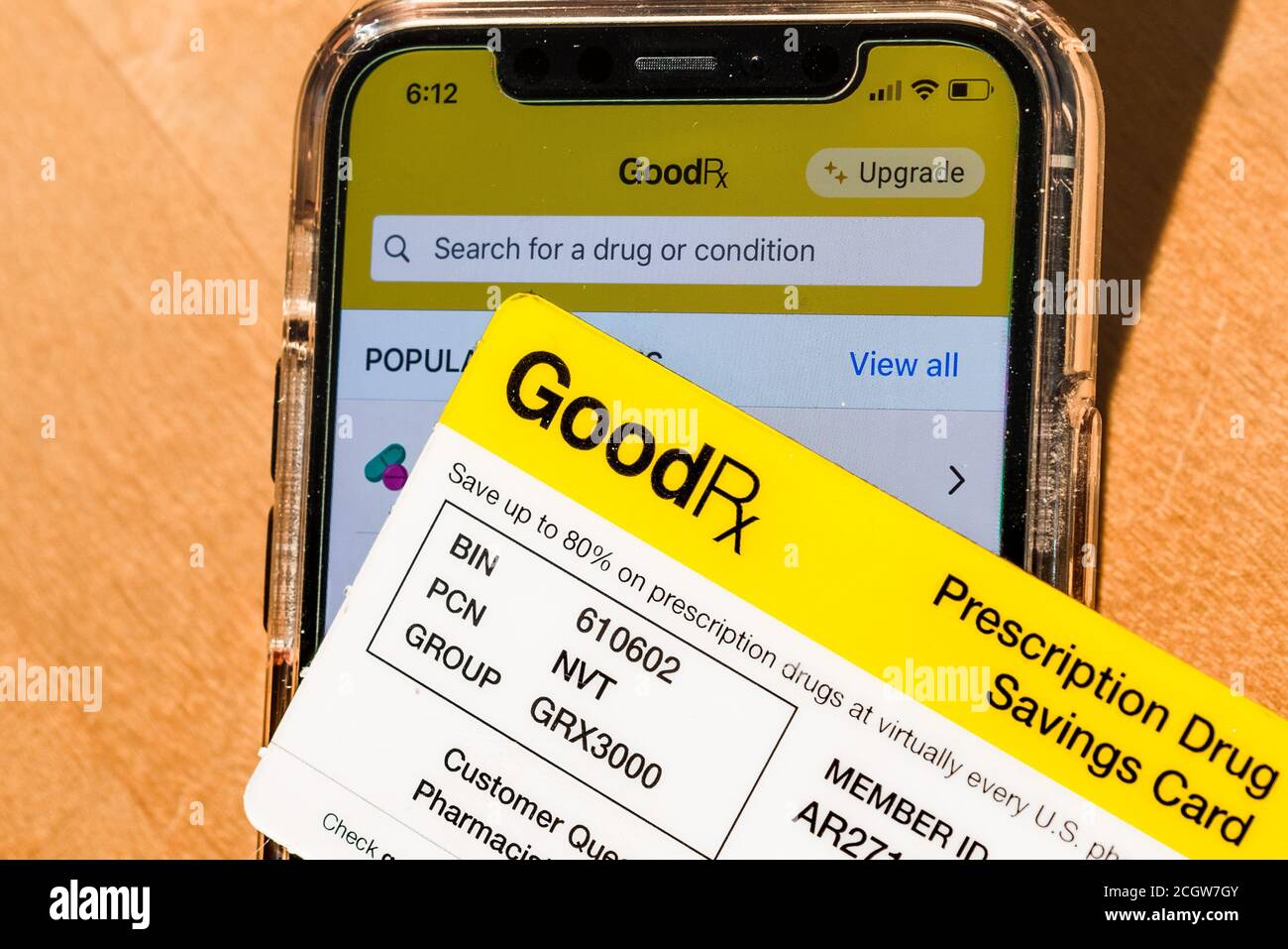 2 settembre 2020 Sunnyvale / CA / USA - GoodRx Card posizionata di fronte all'app GoodRx aperta su uno smartphone; GoodRx è una società di startup che fornisce la prescrizione Foto Stock