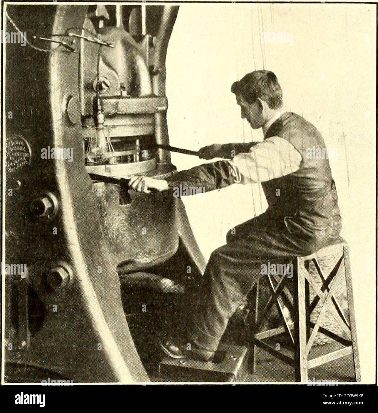 . Giornale ferroviario elettrico . Ferrovie & Società leggera. 18 aprile 1914.] ELECTRIC RAILWAY JOURNAL 889 DISPOSITIVI DI ASPIRAZIONE DI SICUREZZA PER PUNZONATRICI per qualche tempo la Westinghouse Electric & Manu-Facturing Company a East Pittsburgh, Pa., dispositivi di sicurezza triedmeccanici di vario genere per il laboratorio di punzonatrici ma con risultati insoddisfacenti. I lirtori li trovarono inadatti a causa del fatto che tendevano a ritardare la produzione e di conseguenza i furti, mentre la direzione si oppose anche a perché offrivano solo una protezione parziale, in quanto l'operatore doveva mettere la mano sotto la stampa Foto Stock