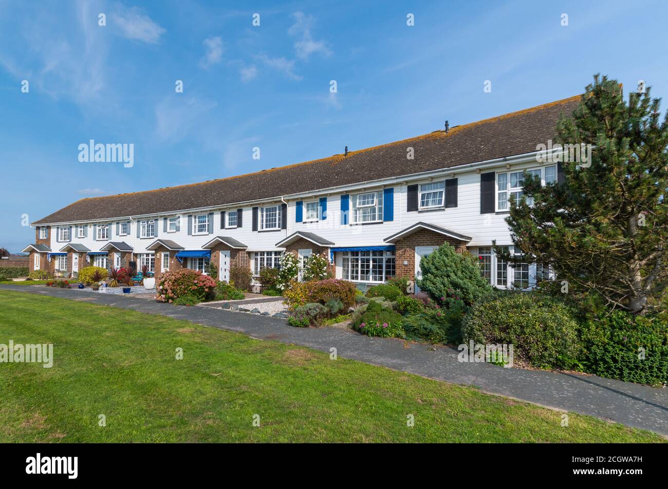 Moderna terrazza ricurva nel Martlets, Rustington, Sussex occidentale, Inghilterra, Regno Unito. Foto Stock