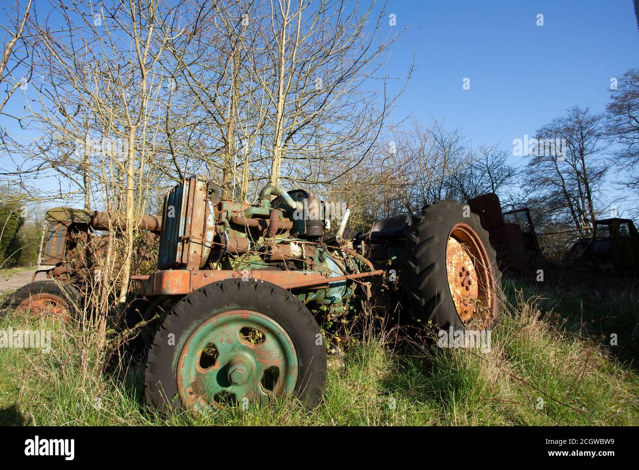 vecchio veicolo agricolo lasciato a decadere all'esterno Foto Stock