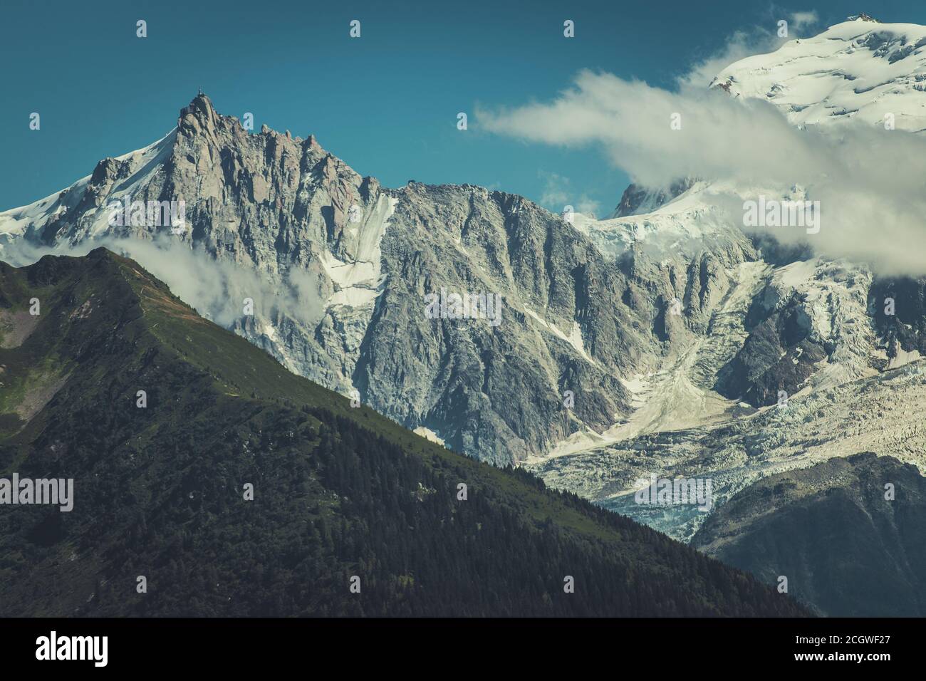 Monte Bianco Massif Chamonix Monte Bianco in Francia. Torre di fama mondiale Aiguille du Midi 3842m picco con Torre. Foto Stock