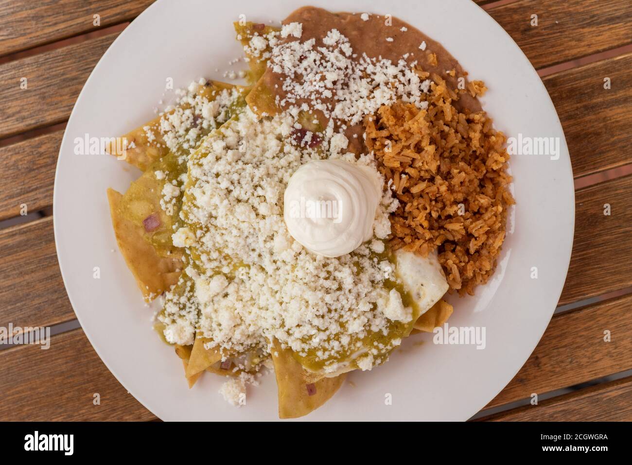 Grande piatto di chilaquiles con riso e fagioli fa un delizioso pasto messicano quando affamato. Foto Stock