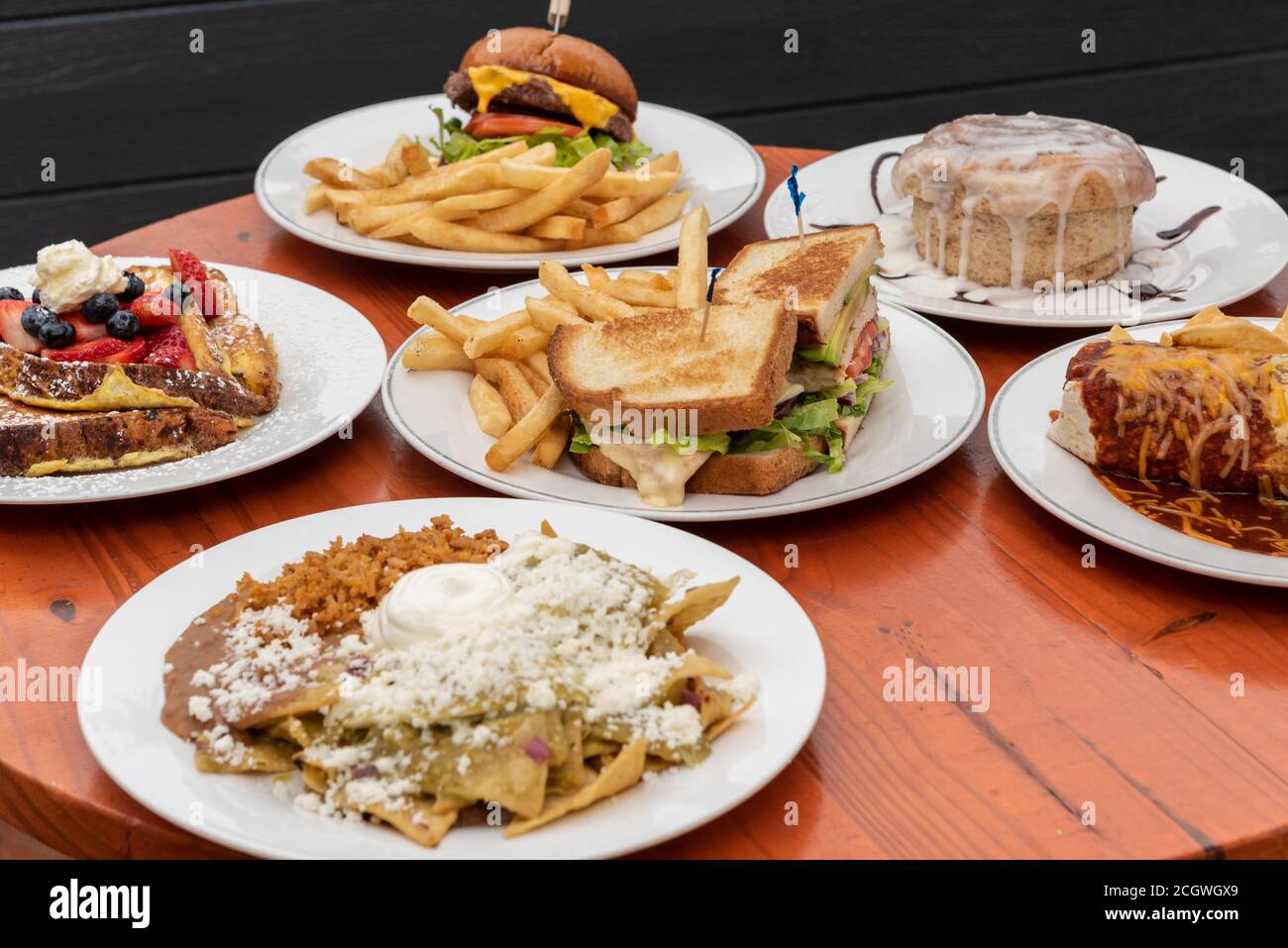 Un banchetto pieno di piatti a buffet tra cui scegliere per colazione, pranzo o cena come una scelta deliziosa. Foto Stock