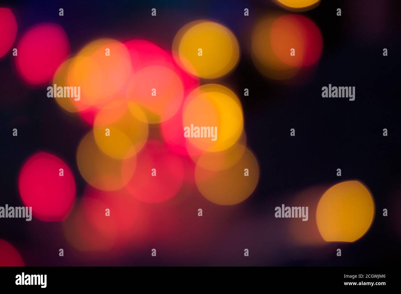 Immagine di cerchi di luce sfocati in rosso e giallo colori con sfondo scuro Foto Stock