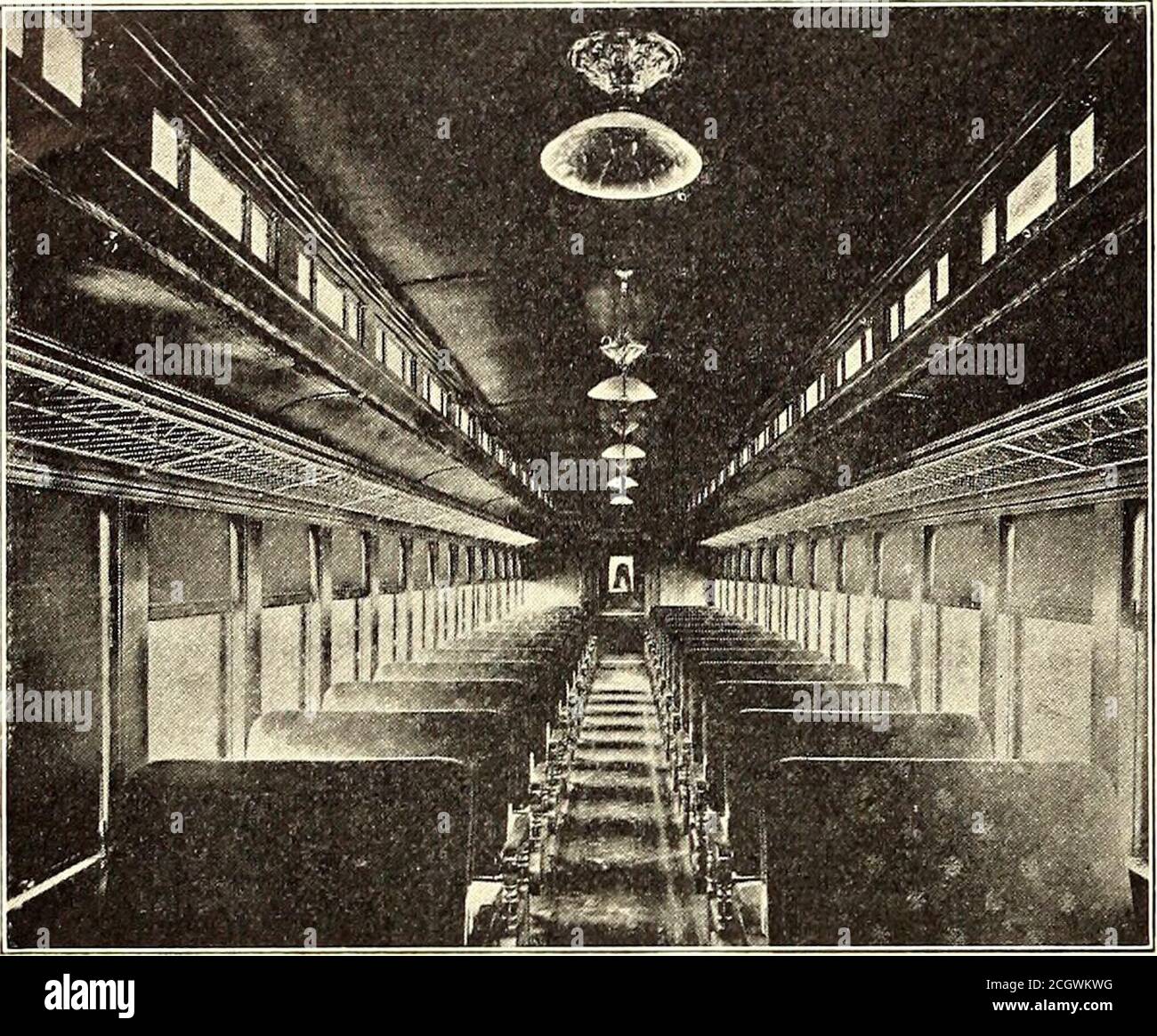 . Il giornale ferroviario di strada . FIG. 26.-VISTA ESTERNA DI UN'AUTOVETTURA STANDARD LE ruote del veicolo sono gommate da acciaio con centri a razze in acciaio separatpressofuso. Sono 26 pollici in diamaterra conM. C. B. battistrada standard. Gli pneumatici hanno uno spessore di 3 pollici, sono serrati e imbullonati al centro in acciaio. Il mozzo di una ruota sull'asse del carrello è esteso e su questo mozzo l'ingranaggio in acciaio forgiato viene ridotto dopo che la ruota è stata premuta sul. FIG. 25. - VISTA INTERNA DELL'ASSALE PER AUTOVEICOLI. Gli assali sono in acciaio a suola aperta e sono conformi ai requisiti più elevati della specifica dello standard Pennsylvania Foto Stock