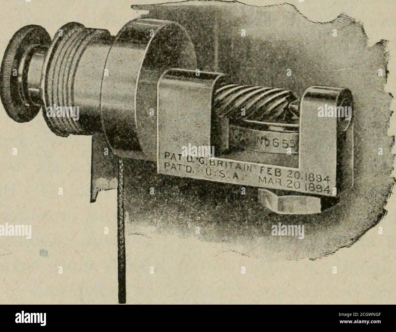 . Scienza delle ferrovie . ook il corddalla traversa quando le schede devono essere inserite sultamburo di carta. Il tamburo della carta viene fatto ruotare in avanti da una parte della puleggia attraverso il suo albero a vite senza fine che impegna l'ingranaggio di parola sul carrello del tamburo della carta, e nella direzione inversa,dall'azione della propria molla. Al di sopra del tamburo di carta è presente un pollice zigrinato realizzato con un perno sporgente sui SUOI APPARECCHI LOCOMOTORI 608, sul lato inferiore, che impegna un analogo perno posto nella parte superiore del tamburo. Questo pollice-pezzo è impiegato dall'operatorper spostare leggermente in avanti il tamburo della carta prima di innestare la frizione sul dispositivo di riduzione Foto Stock