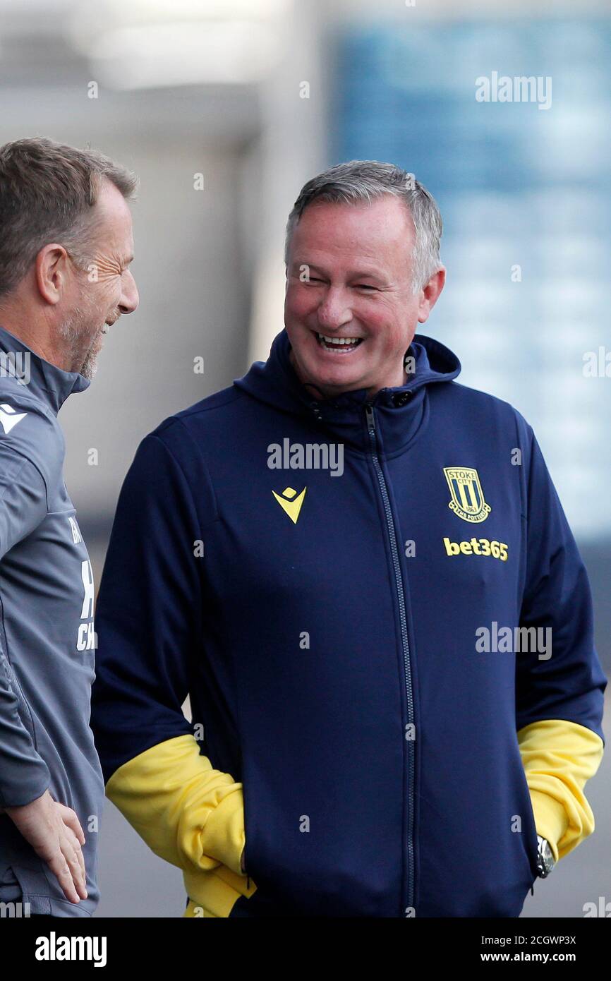 Londra, Regno Unito. 12 settembre 2020. Il manager di Stoke City, Michael o'Neill e il manager di Millwall, Gary Rowett, condividono una battuta durante la partita del campionato Sky Bet a porte chiuse tra Millwall e Stoke City al Den, Londra, Inghilterra, il 12 settembre 2020. Foto di Carlton Myrie/prime Media Images. Credit: Prime Media Images/Alamy Live News Foto Stock