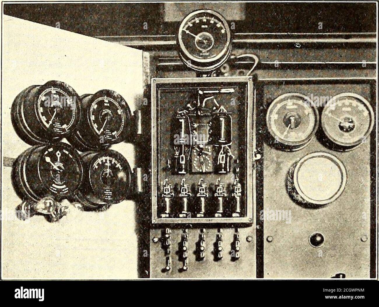 . Giornale ferroviario elettrico . LightLabor Trucking €27.23 €19.80 OrdinaryLabor Trucking €32.67 €23.76 CongestedLabor Trucking €36.30 €26.40 •Trucking include il costo di un camion extra. Nessuna delle cifre riportate in questa pagina include il costo della sovrintendenza e dell'ingegneria. 1106 GIORNALE FERROVIARIO ELETTRICO [VOL 24 contatori a quadrante nero e a quadrante bianco al fine di far emergere chiaramente la differenza tra l'apparizione sul quadro dei contatori a quadrante nero e a quadrante bianco, l'illustrazione allegata wasrecently fatta dalla Westinghouse Electric & Manu-Facturing Company. Il comparatore bianco è in questo Foto Stock