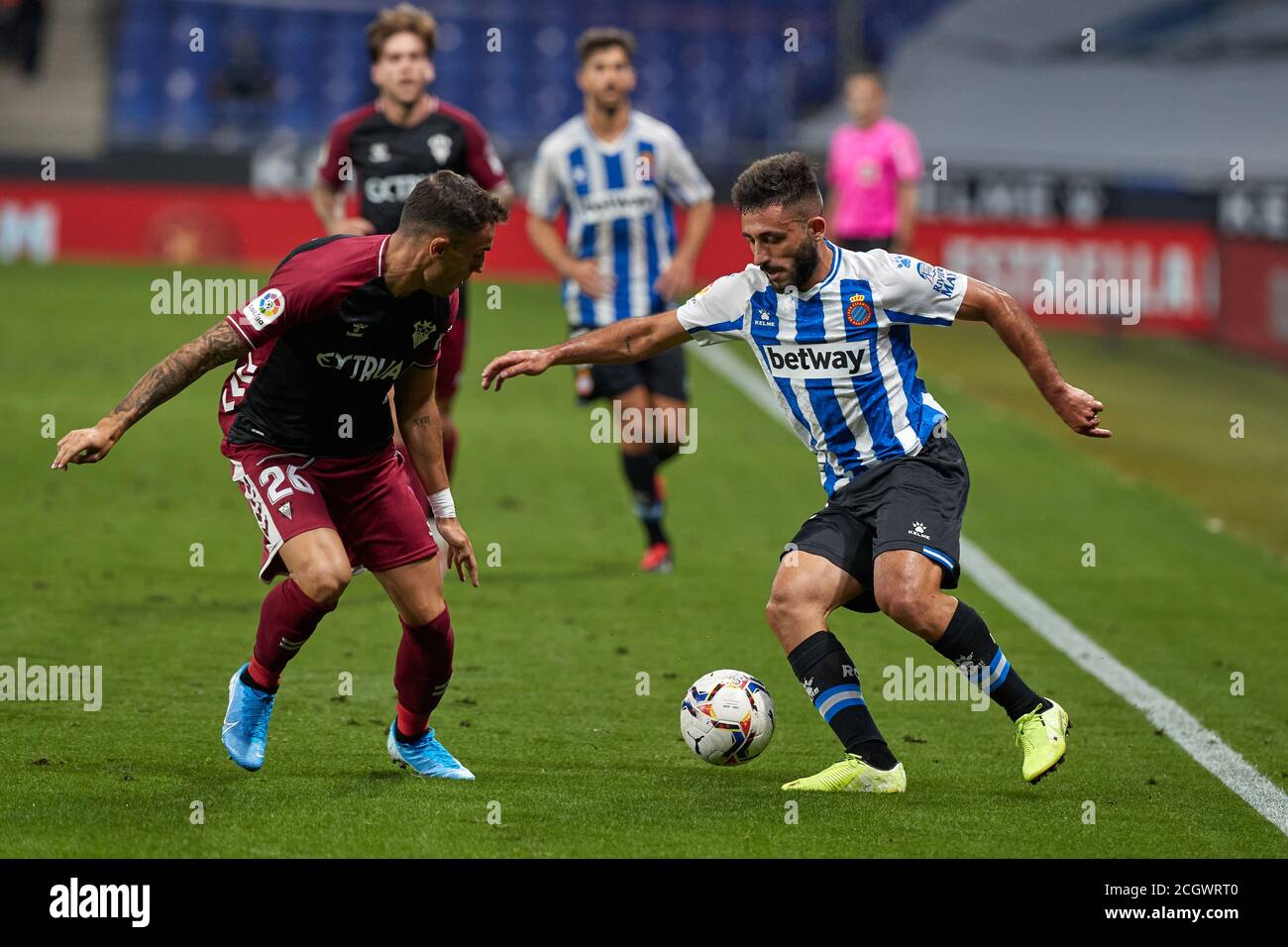 Barcellona, Spagna. 12 settembre 2020. Matias Vargas di RCD Espanyol in azione con Carlos Munoz di Albacete Balompie durante la Liga SmartBank partita tra RCD Espanyol e vs Albacete Balompie al RCD Stadium il 12 settembre 2020 a Barcellona, Spagna. Credit: Dax Images/Alamy Live News Foto Stock