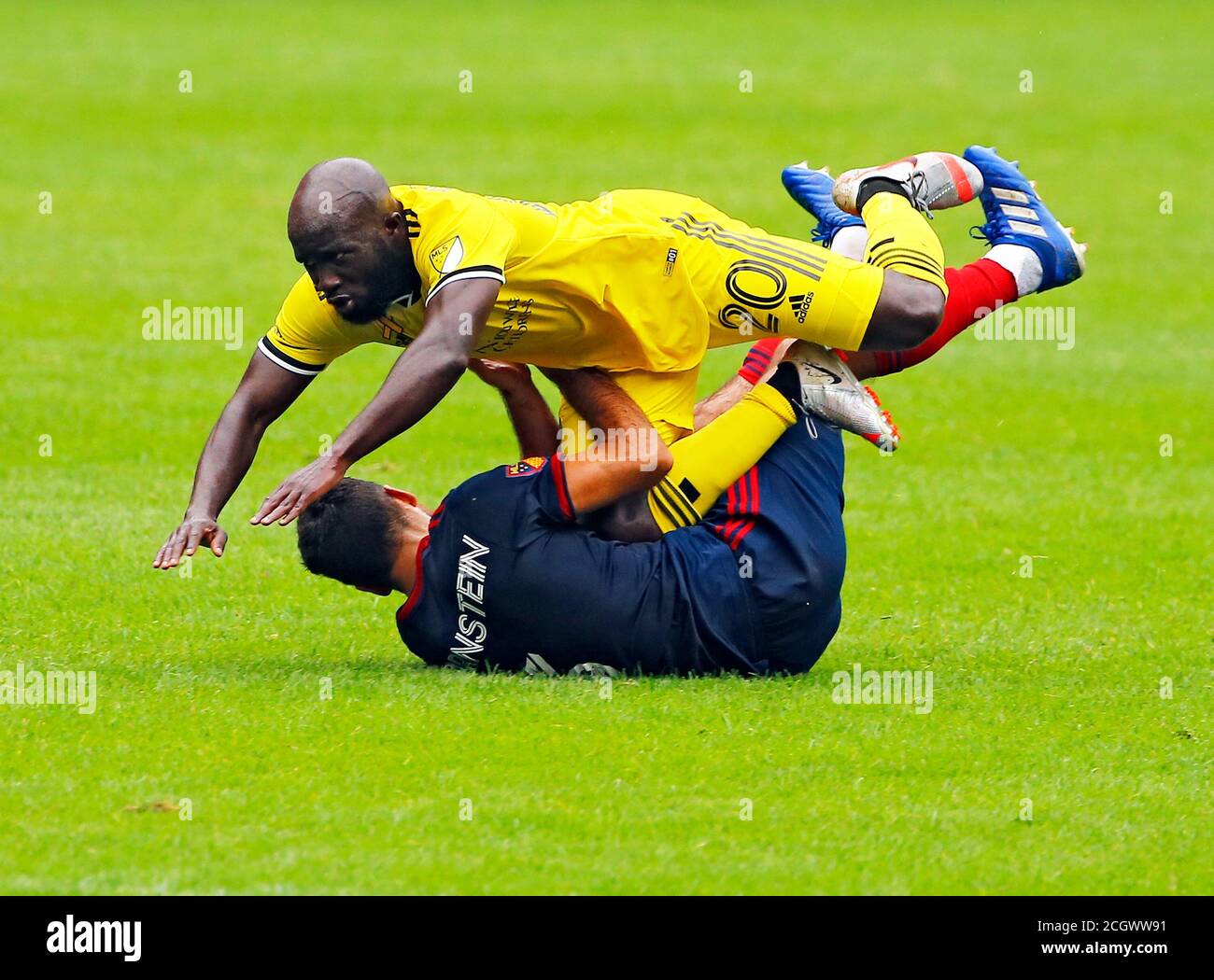 Emmanuel Boateng (20), centrocampista del Columbus Crew SC, cade su Chicago Fuoco difensore del FC Jonathan Bornstein (3) come i due combattuti Per la sfera durante una M Foto Stock