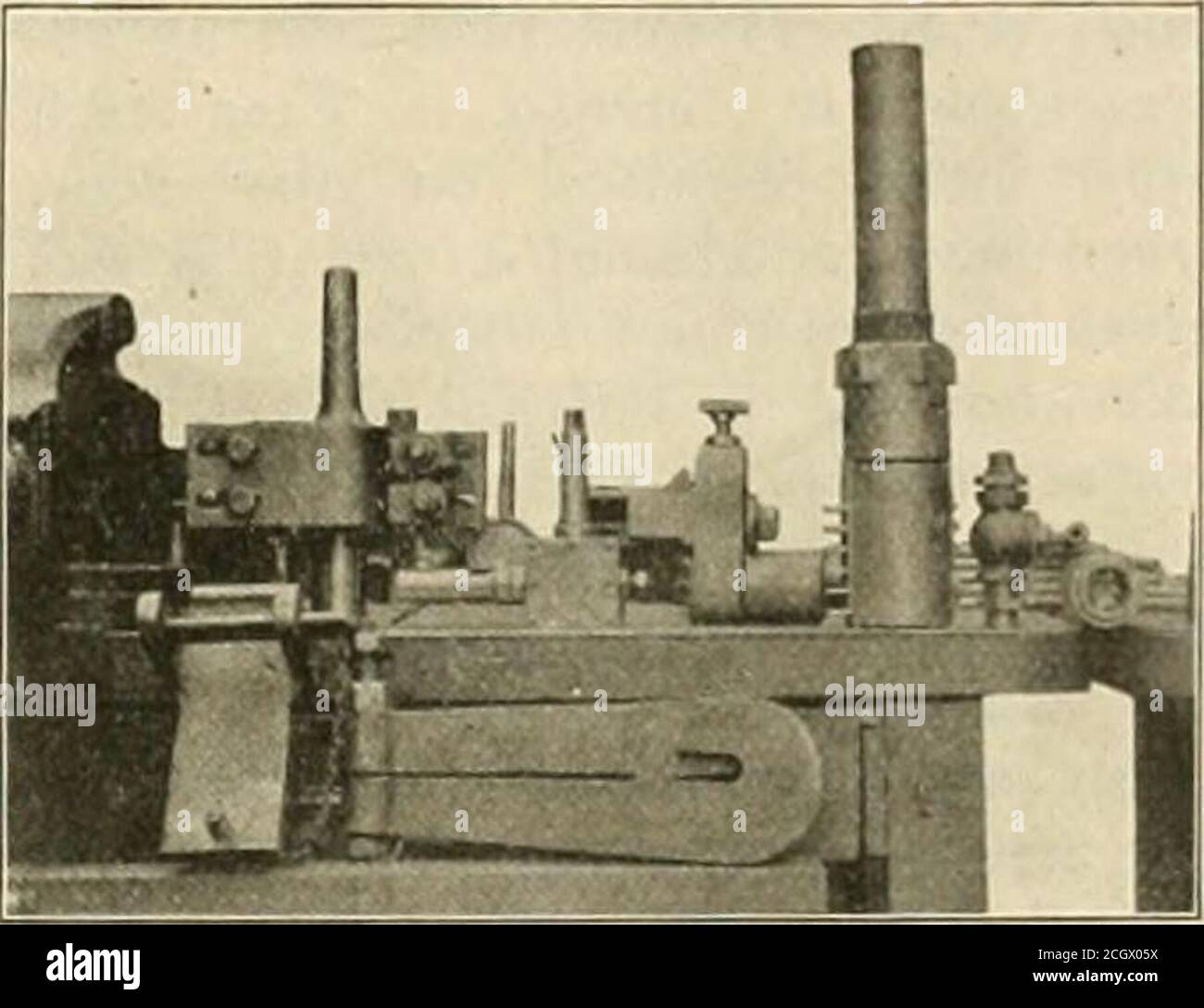 . Ingegneria ferroviaria e locomotiva : una rivista pratica di energia motrice ferroviaria e materiale rotabile. Su entrambi i lati. Intorno al 1834 l'intendente sembra essere diventato Woodstock i cingoli sono stati sollevati, strisciati sotto di loro e grado crossingseliminato. Ad est di Urbana sono stati eliminati due passaggi stradali per le importazioni, sono state costruite delle reti fognarie sotto i tracks.Complete sistemi di drenaggio e le fognature sono state costruite attraverso i tagli dove è stato abbassato il grado. Incidente al doppio inseguimento era thebuilding di intere nuove stazioni di trasporto e pas-senger e cantieri a Covington.Active lavoro sul dou Foto Stock