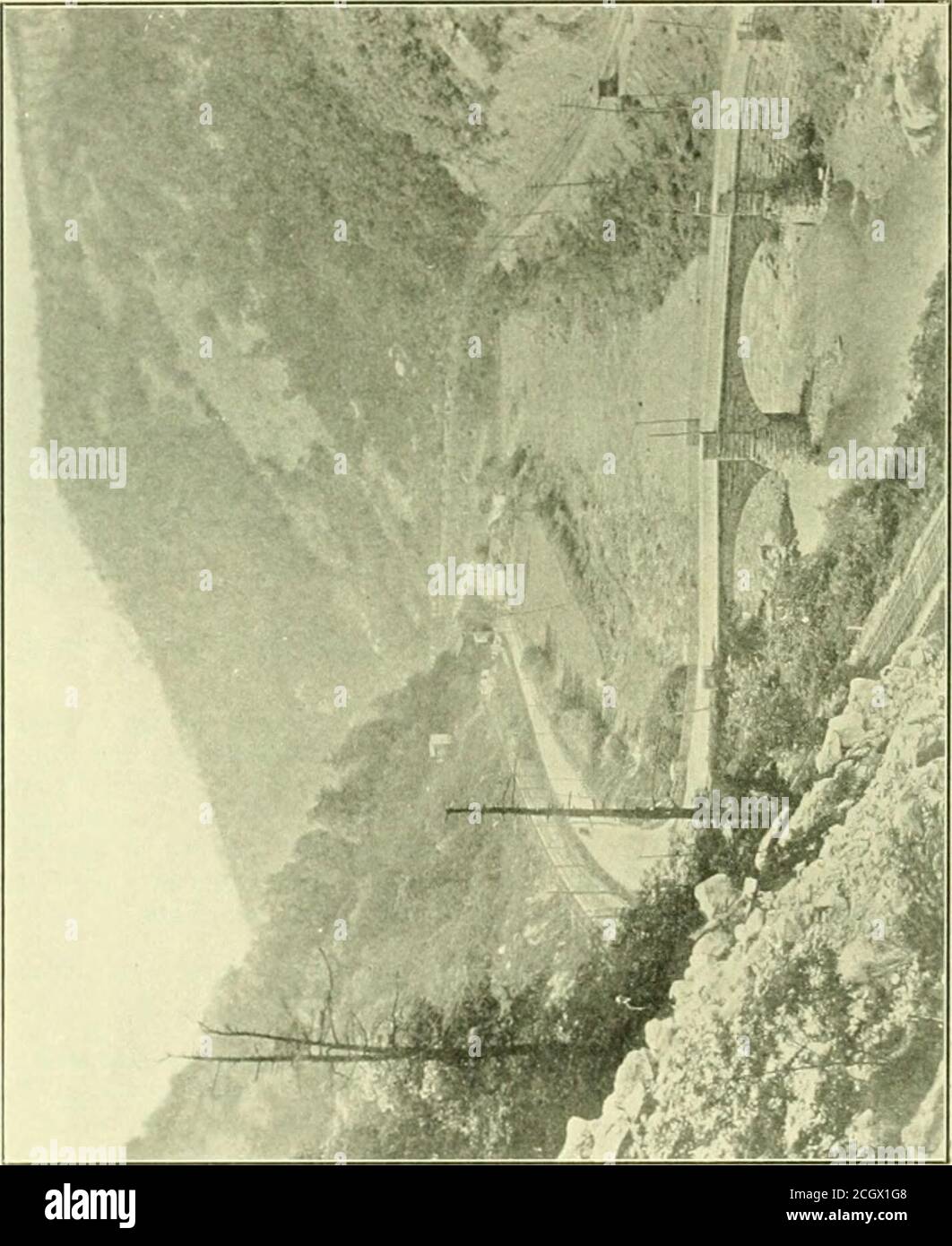 . Libro del blu reale . Un altro bel resort estivo amongthe alty montagne, e rimosso dalla vicinanza immediata della ferrovia, è Aurorain West Virginia, dodici miglia da Oaklandand circa la stessa distanza da Deer Park. È uno di quei luoghi dove le persone si vestono come vogliono, ed è privo di formalità convenzionale. E 'fornito di due alberghi una dozzina o più cottage. Il paesaggio intorno è quello che è caratteristico del territorio del fiume Cheat per la sua pittoresca-ezza. Aurora è raggiungibile dalla ferrovia Baltimora & Ohio tramite Oakland, Mount-ain Lake Park o Deer Foto Stock