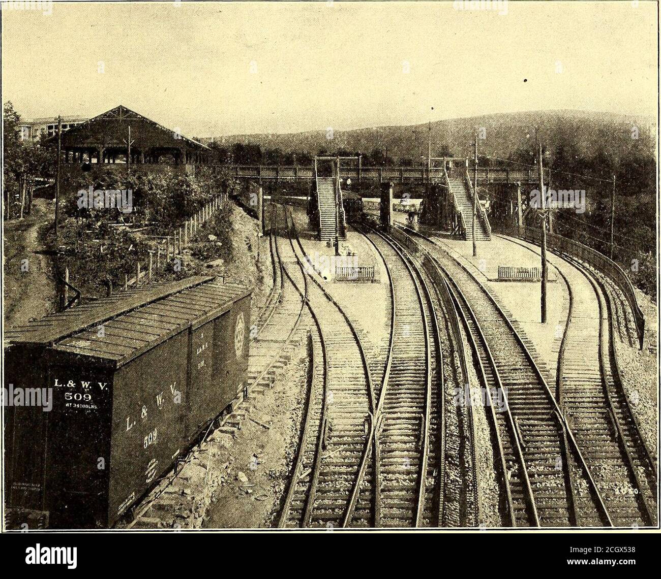 . La rivista ferroviaria di strada . traffico passeggeri in entrambe le città, e il Dela-ware, Lackawanna &Western, il cui Scrantonterminal è ben situato, ma il cui Wilkesbarreterminal è a circa un miglio e mezzo dal centro di quella città. Di conseguenza, prima dell'avvento della linea ad alta velocità, la Dela-ware & Hudson Railroadgot la maggior parte del commercio, tranne quello che è andato in carrello. La tariffa addebitata dalle ferrovie a vapore della vi-cinity prima che la Lacka-wanna & Wyoming ValleyRailroad fu aperta nel 1903 era di 3 centesimi per miglio, e alcune concessioni da questa tariffa sono state effettuate quando le miglia libri e com-mutazione tick Foto Stock