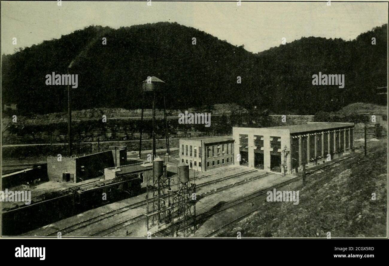 . Ingegneria ferroviaria e locomotiva : una rivista pratica di energia motrice ferroviaria e materiale rotabile. Energia, materiale rotabile e impianti Vol. XL 136 Liberty Street, New York, Novembre 1927 No. 11 Negozio di manutenzione della locomotiva elettrica del negozio di riparazione della locomotiva elettrica Virginian della Ferrovia Virginiana a Mullens, West VirginiaBy Allen McLanaban, Service Engineer, Westinghouse Electric & Manufacturing Company in connessione con l'elettrificazione di 134 linee di pista da Mullens, W. va., a Roanoke, va., completeservice su cui è stato inaugurato nel 1926, la VirginianRailway Foto Stock