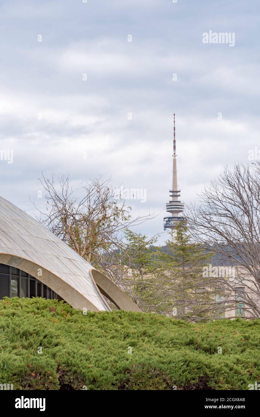 Il Shine Dome costruito nel 1959 a Canberra, ACT, sede dell'Accademia Australiana delle Scienze e sullo sfondo, Telstra Tower sulla montagna Nera Foto Stock