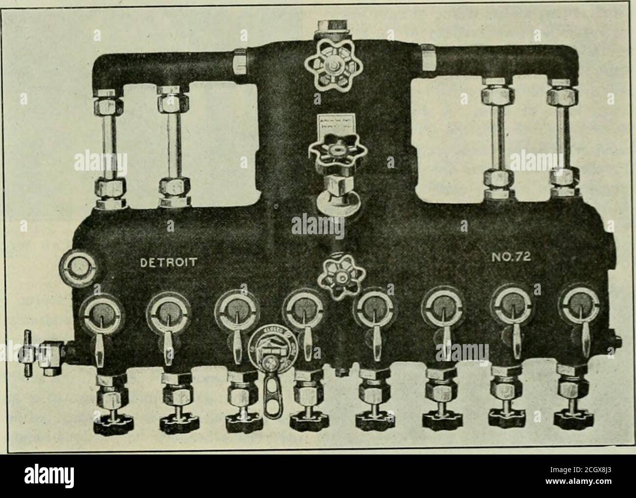 . Ingegneria ferroviaria e locomotiva : una rivista pratica di energia motrice ferroviaria e materiale rotabile, che ne rende molto conveniente la rimozione per l'ispezione o le riparazioni. Fig. 1 mostra il tipo di Nathan Bulls Eye di e non ha la necessità di chiudere le valvole di regolazione dell'alimentazione sul terminale o di effettuare il rifornimento su strada e in modo sequenziale la necessità di aprire e regolare nuovamente queste valvole dopo il rifornimento oall'inizio di un intervento di manutenzione. Questa valvola di controllo dell'olio è dotata di una leva han-dle e di una piastra indicatrice, ed è progettata in modo tale che dalla posizione chiusa si possa effettuare un mezzo giro a Foto Stock