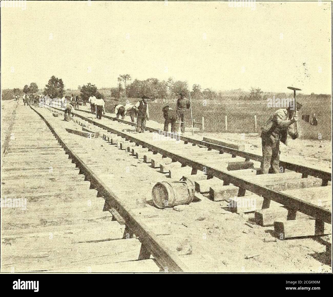 . Il giornale ferroviario di strada . DISTRIBUZIONE DI PALI, BRACCI TRASVERSALI E PERNI LUNGO LA sezione standard DEL PERCORSO; la guida a T e il lavoro speciale sono stati forniti dalla Pennsylvania Steel Company. Dopo che la fondazione e il cuscino sono stati preparati come sscritto, i mattoni di pavimentazione sono posati nel seguente modo:la pavimentazione è costruita da un unico strato di mattoni posati oedge, Fine a fine ad angoli retti alle linee di rotaia su tangents.The corsi sono tenuti vero e parallelo in posa con il backsof i mattoni vicino insieme, lati e estremità a contatto e rottura giunti almeno 3 in. Con i mattoni in Foto Stock