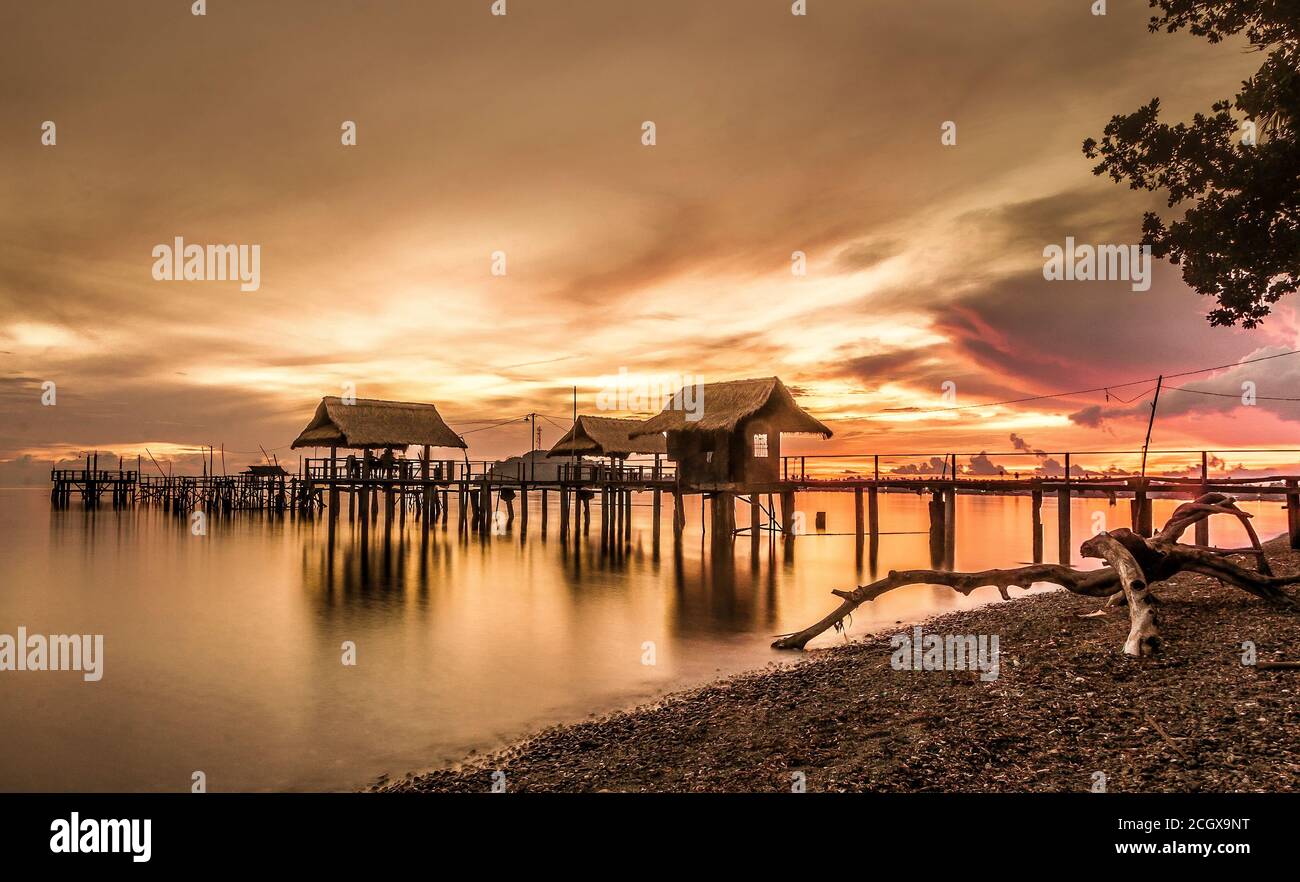 Tramonto al molo dei pescatori, Sablayan, Occidental Mindoro, Filippine Foto Stock