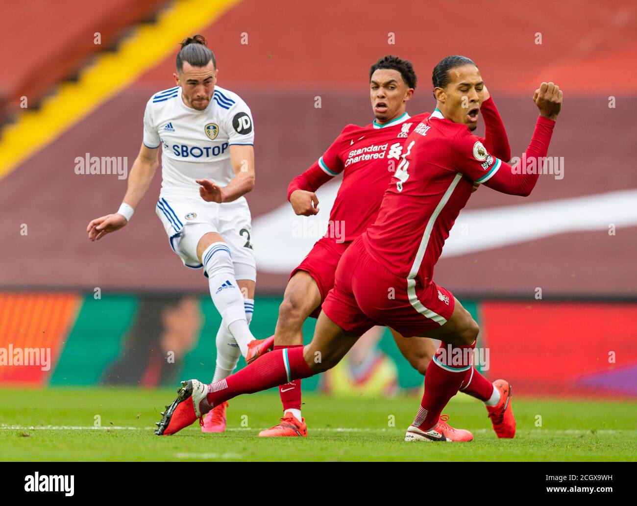 Liverpool. 13 Settembre 2020. Il Jack Harrison (L) di Leeds United spara e segna durante la partita della Premier League inglese tra il Liverpool FC e il Leeds United FC ad Anfield a Liverpool, Gran Bretagna, 12 settembre 2020. Credit: Xinhua/Alamy Live News Foto Stock