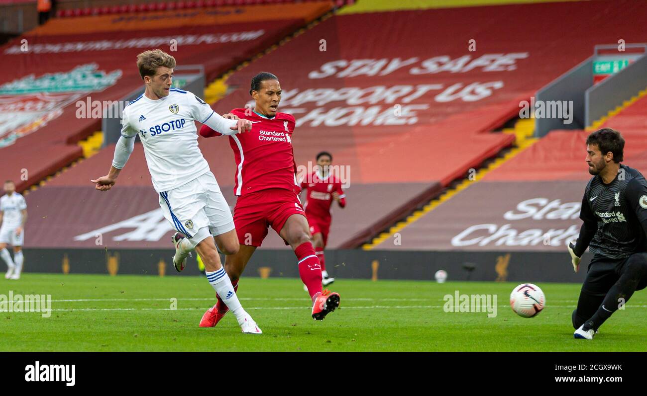 Liverpool. 13 Settembre 2020. Patrick Bamford (L) di Leeds United segna un gol durante la partita della Premier League inglese tra il Liverpool FC e il Leeds United FC ad Anfield a Liverpool, Gran Bretagna, il 12 settembre 2020. Credit: Xinhua/Alamy Live News Foto Stock