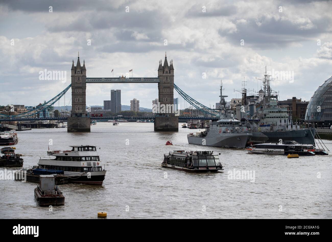 Londra, Regno Unito. 12 settembre 2020. Foto scattata il 12 settembre 2020 mostra le navi sul Tamigi arretrate dal Tower Bridge, a Londra, Gran Bretagna. Il prodotto interno lordo (PIL) della Gran Bretagna ha registrato il terzo aumento mensile consecutivo nel luglio 2020, ma è rimasto molto al di sotto dei livelli pre-pandemici, ha detto venerdì l'Ufficio per le statistiche nazionali (ONS). Credit: Han Yan/Xinhua/Alamy Live News Foto Stock