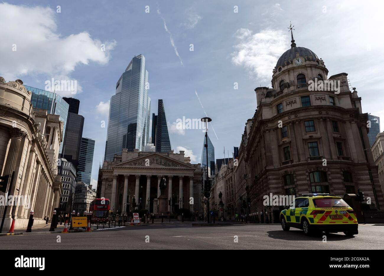 Londra, Regno Unito. 12 settembre 2020. Photo taken on 12 settembre 2020 mostra un'ambulanza nella città di Londra a Londra, Gran Bretagna. Il prodotto interno lordo (PIL) della Gran Bretagna ha registrato il terzo aumento mensile consecutivo nel luglio 2020, ma è rimasto molto al di sotto dei livelli pre-pandemici, ha detto venerdì l'Ufficio per le statistiche nazionali (ONS). Credit: Han Yan/Xinhua/Alamy Live News Foto Stock