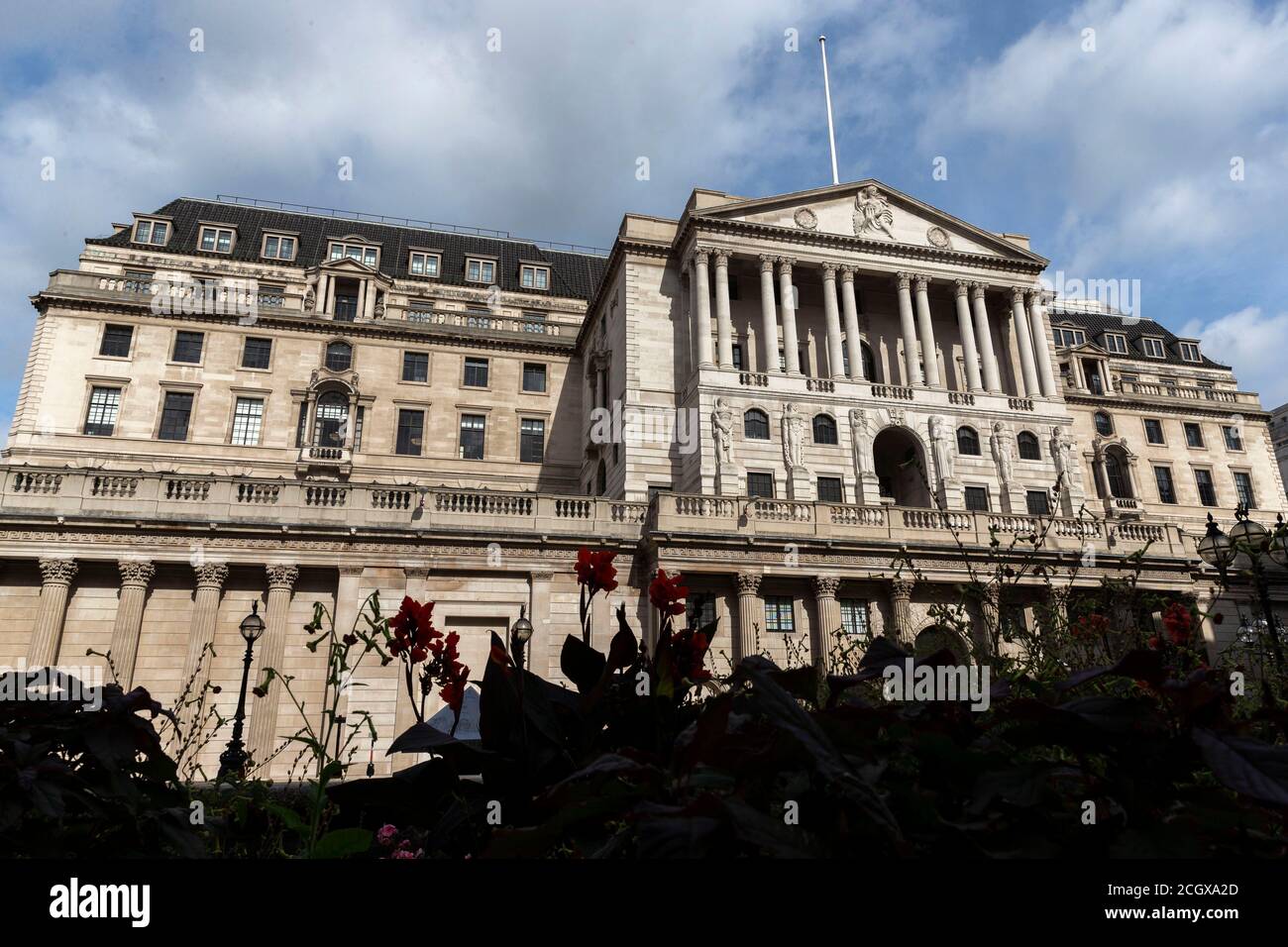 Londra, Regno Unito. 12 settembre 2020. Foto scattata il 12 settembre 2020 mostra una vista generale della Banca d'Inghilterra a Londra, Gran Bretagna. Il prodotto interno lordo (PIL) della Gran Bretagna ha registrato il terzo aumento mensile consecutivo nel luglio 2020, ma è rimasto molto al di sotto dei livelli pre-pandemici, ha detto venerdì l'Ufficio per le statistiche nazionali (ONS). Credit: Han Yan/Xinhua/Alamy Live News Foto Stock