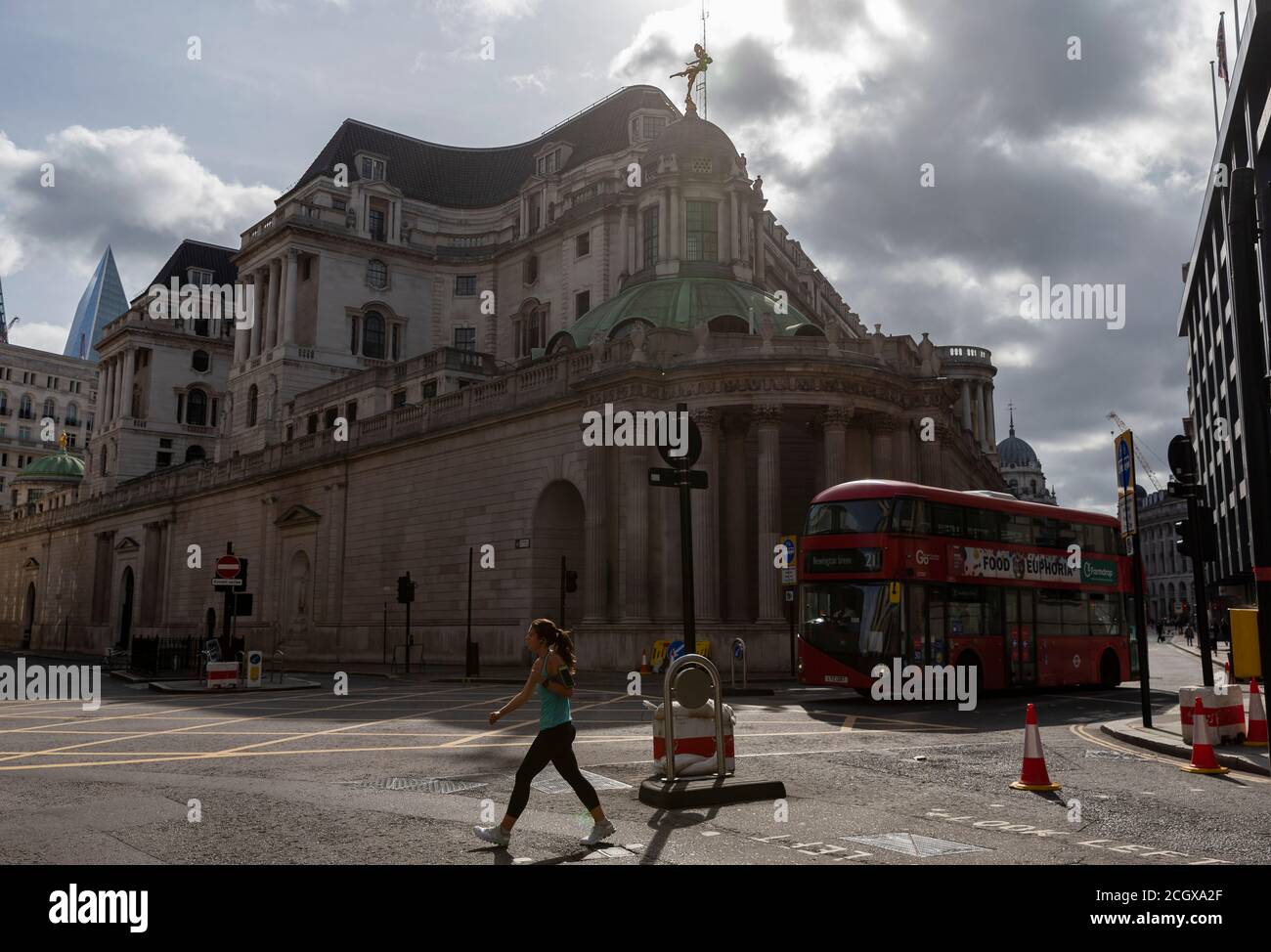 Londra, Regno Unito. 12 settembre 2020. Foto scattata il 12 settembre 2020 mostra una vista generale della Banca d'Inghilterra a Londra, Gran Bretagna. Il prodotto interno lordo (PIL) della Gran Bretagna ha registrato il terzo aumento mensile consecutivo nel luglio 2020, ma è rimasto molto al di sotto dei livelli pre-pandemici, ha detto venerdì l'Ufficio per le statistiche nazionali (ONS). Credit: Han Yan/Xinhua/Alamy Live News Foto Stock