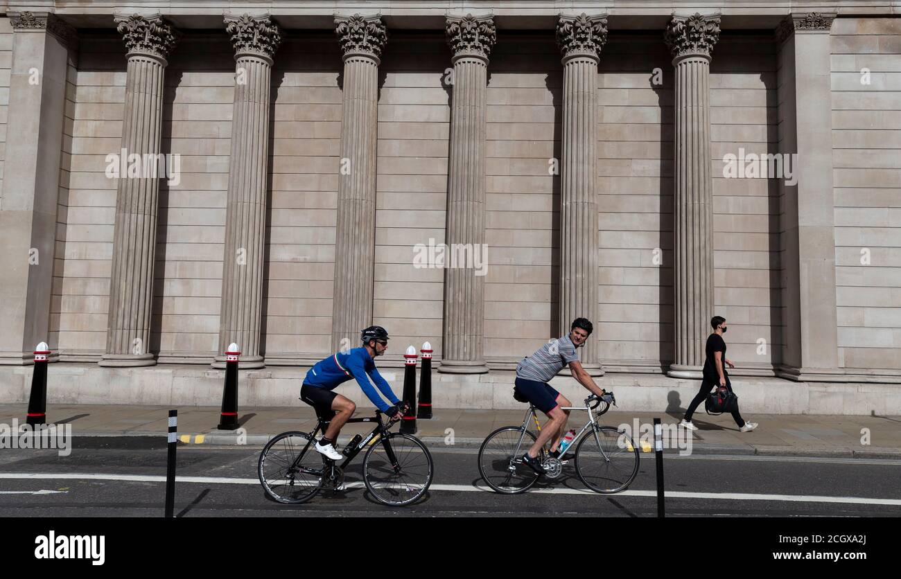 Londra, Regno Unito. 12 settembre 2020. Foto scattata il 12 settembre 2020 mostra le persone che si fanno strada nella città di Londra a Londra, Gran Bretagna. Il prodotto interno lordo (PIL) della Gran Bretagna ha registrato il terzo aumento mensile consecutivo nel luglio 2020, ma è rimasto molto al di sotto dei livelli pre-pandemici, ha detto venerdì l'Ufficio per le statistiche nazionali (ONS). Credit: Han Yan/Xinhua/Alamy Live News Foto Stock