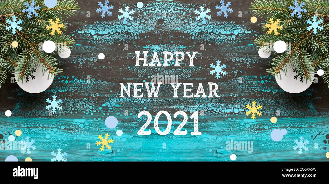 Felice anno nuovo 2021, sfondo panoramico con ramoscelli in abete e decorazioni in carta. Disposizione piatta, vista dall'alto su fondo acrilico astratto fluido ART. Foto Stock