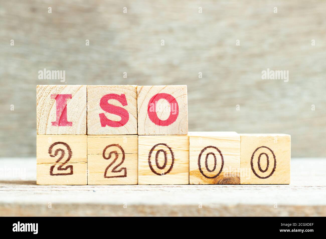 Lettera alfabetica in parola iso 22000 su sfondo di legno Foto Stock