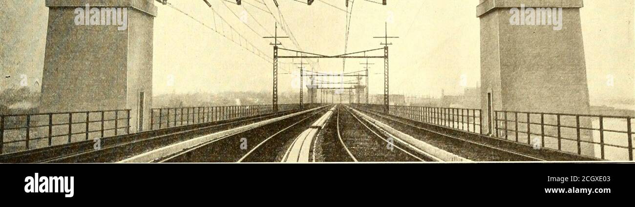 . Giornale ferroviario elettrico . * ■ Wh+1. PORTALE ALL'ESTREMITÀ MERIDIONALE DEL PICCOLO INFERNO, CANCELLO PONTE CHE MOSTRA TRAVERSA E ANCORAGGIO DI SICUREZZA PER CARRELLI 11,000-Volt Overheadon New York Connecting Railroad Construction è completo e testato - tutto pronto per il funzionamento elettrico quando arrivano nuovi locomotori - Alcuni dettagli della costruzione di tubi per il telefono e il telegrafo sono inclusi LA New York Connecting Railroad è un collegamento tra i sistemi ferroviari New Haven e Pennsyl-vania a New York City. Mentre. Di lunghezza non grande, questa strada è di interesse insolito per molteplici ragioni. nel fi Foto Stock