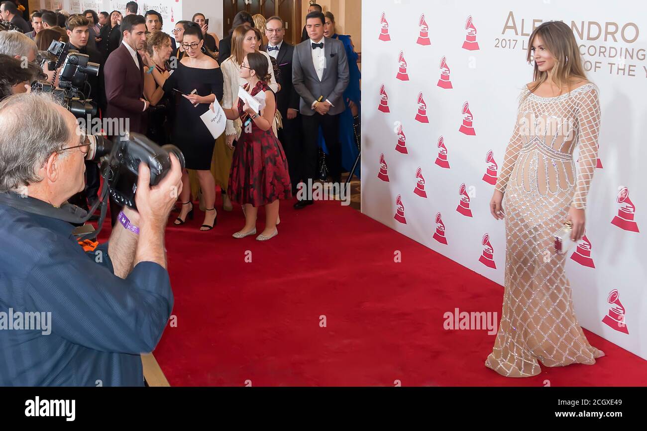 Modello venezuelano Shannon de Lima posa sul tappeto rosso per il tributo del 2017 ad Alejandro Saenz durante le celebrazioni Latin Grammy, Las Vegas Foto Stock