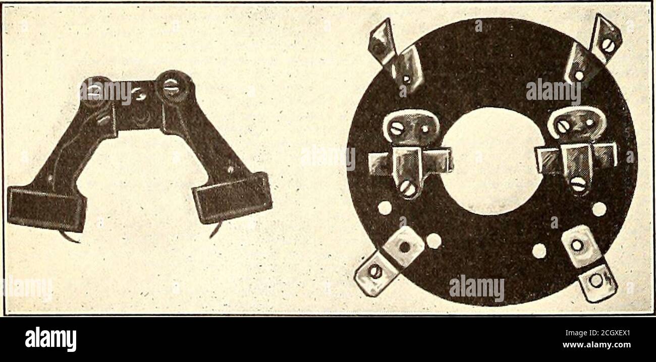 . Giornale ferroviario elettrico . DISPOSITIVO PER ELIMINARE IL GIOCO NEL FRENO le MANIGLIE ANDCONTROLLER afferrano il montante del controller, la parte esterna di queste ganasce essendo rastremata per corrispondere all'apertura rastremata nelle due sezioni della maniglia del controller. Quando la leva di comando della pinza non si trova sul montante, queste ganasce sono distanziate da molle elicoidali. Ciò consente di far scivolare la maniglia sul montante, e serrando il dado mostrato a sinistra nel disegno si tirano insieme le due sezioni delmanico, facendo sì che le ganasce del mandrino si aggrappino saldamente al montante. Manutenzione del motore del riscaldatore Costato una certa difficoltà è stata e. Foto Stock