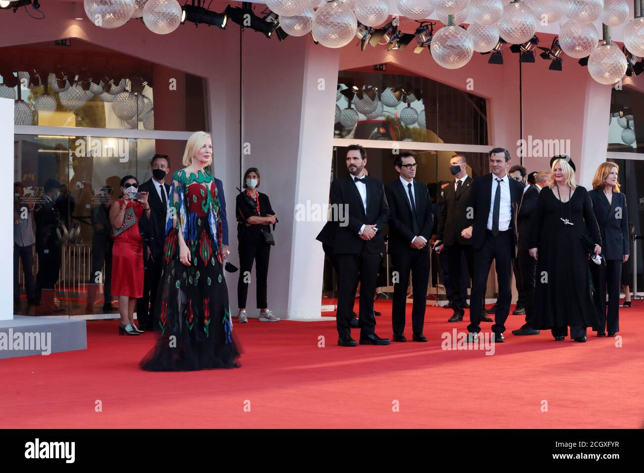 Venezia, Italia. 12 settembre 2020. Venezia77 i membri della Giuria Nicola Lagioia, Matt Dillon, Joanna Hogg, Ludivin Sagnier, Venezia77 il presidente della Giuria Cate Blanchett, Veronika Franz e Christian Petzold camminano sul tappeto rosso in vista della cerimonia di chiusura del 77° Festival del Cinema di Venezia il 12 settembre 2020 a Venezia, Italia. Credit: Annalisa Flori/Media Punch/Alamy Live News Foto Stock