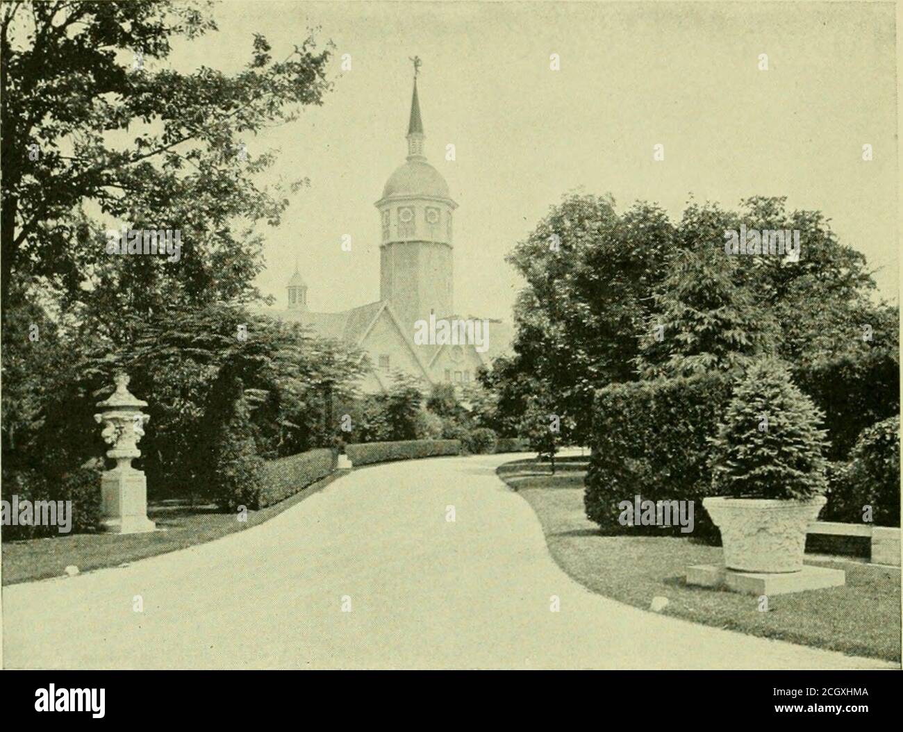 . Lungo la riva e ai piedi delle colline . n o più de-grees più alto in inverno che a New York o Filadelfia, permettendo quasi infinite opportunità per gli sport all'aperto e fuori porta durante l'intera autunno, inverno e primavera - una potente attrazione per la classe di svago così come asto quelli di mezzi moderati. Molti campi da golf si trovano nelle vicinanze, mentre guida, equitazione, automobilismo, piste di fondo a hounds, e tornei di polo offrono divarsioni popolari e frequenti, quest'ultimo che si svolge sul terreno di Georgian Court, la proprietà sontuosa di George J.Gould. Lago Carasaljo, Lakewoods Foto Stock