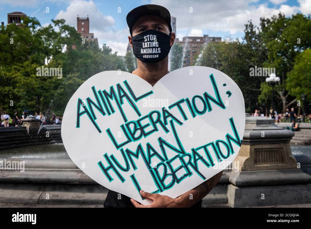 In solidarietà con tutte le vittime senza voce, il 12 settembre 2020, gli attivisti tengono una manifestazione pacifica e silenziosa a sostegno dei diritti umani e degli animali nel Washington Square Park di New York City. (Foto di Gabriele Holtermann/Sipa USA) Credit: Sipa USA/Alamy Live News Foto Stock